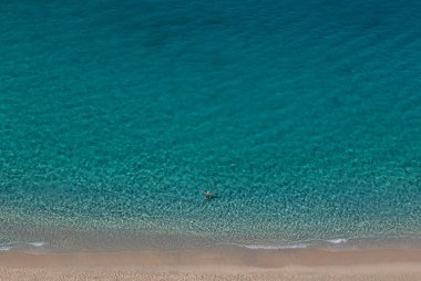 Açık mavi denizdeki kız. Boşluğu kopyala