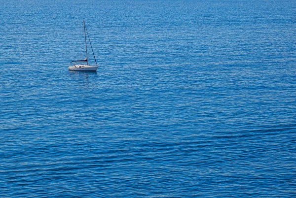 Einsame Jacht Der Mitte Blauem Klarem Meer — Stockfoto