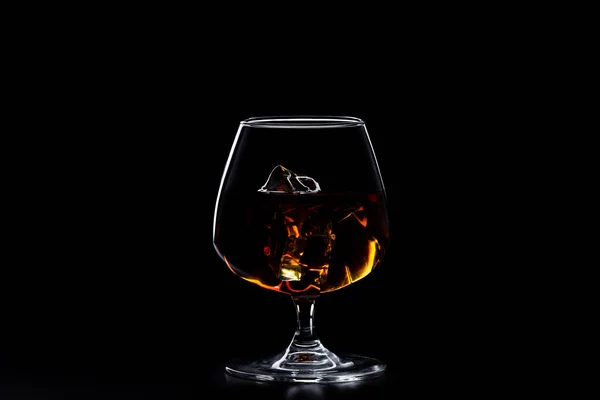 Bicchiere Whisky Con Ghiaccio Fondo Nero — Foto Stock