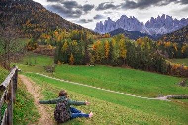 Santa Maddalena köyünde arka planda Dolomites dağları, Val di Funes vadisi, Trentino Alto Adige bölgesi, İtalya, Avrupa
