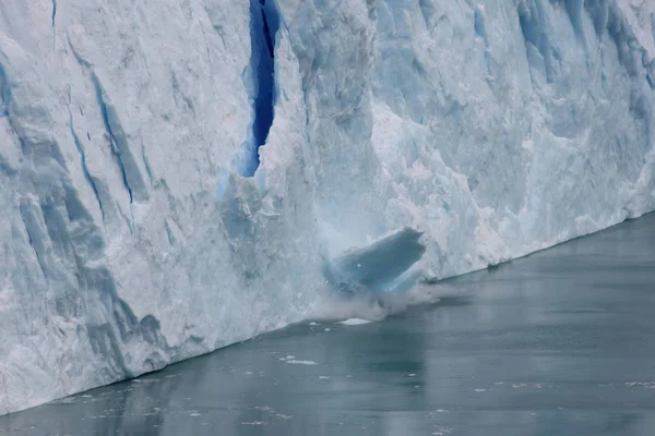 Ablösung des Perito-Moreno-Gletschers (argentinisches Patagonien, el calafate) — Stockfoto