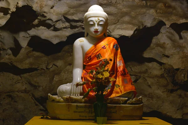 Hermosa estatua de mármol de Buda dentro de la cueva sagrada Bayin Nyi en H —  Fotos de Stock