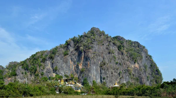 Panoramatický pohled z Bayin ňi jeskynní komplex v Hpa-An, Myanmar. — Stock fotografie