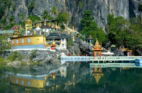 Bayin Nyi (Begyinni) Complex  in Hpa-An, Myanmar. Buddhist monas — Stock Photo, Image