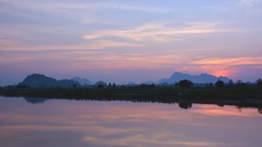 Salween Nehri Dağları ile güzel tropikal gün batımı 