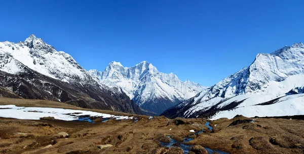 Arka plan üzerinde muhteşem Himalaya Dağları'nın görünümü