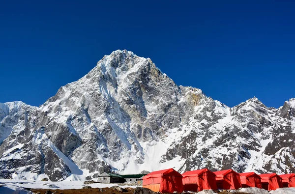 Satır kırmızı çadır, Everest temel c Cho-La geçidi yolu — Stok fotoğraf