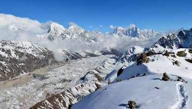 Gokyo Vadisi ve Cho-Ou güzel panoramik gece görünümü 