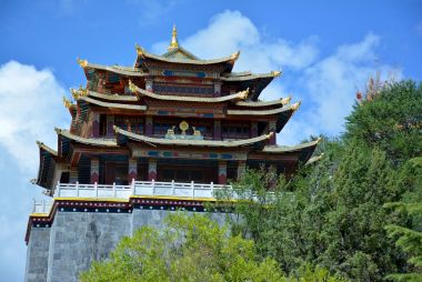 Arka plan mavi gökyüzünde Shangri-la Co üzerinde Guishan Si manastır