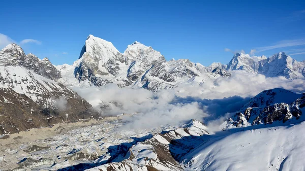 Vista maestosa delle montagne himalayane dal Mt. Gokyo Ri. Moun — Foto Stock