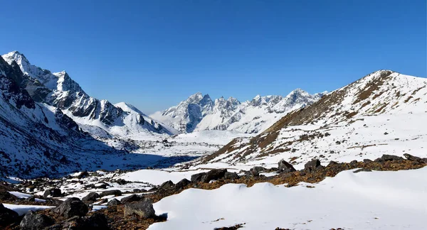 Bella vista panoramica sulle montagne himalayane sulla strada t — Foto Stock