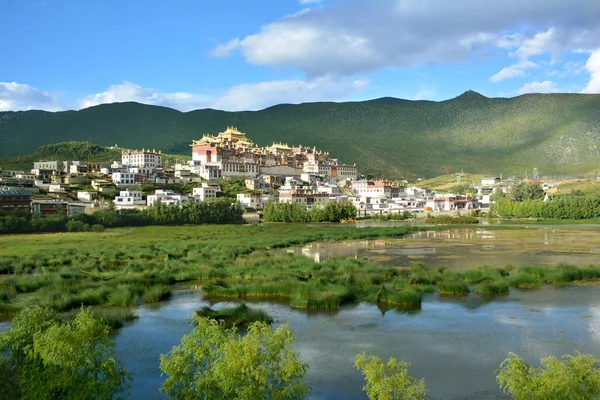 Shangri-la içinde Ganden Sumtseling manastır güzel manzara 