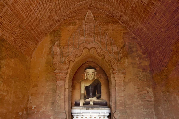 Antigua estatua de Buda dentro del templo budista en Bagan, Myanmar . —  Fotos de Stock