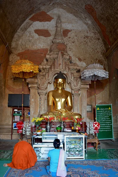 Monje budista y mujer myanmar orando al Señor Buda de oro st —  Fotos de Stock