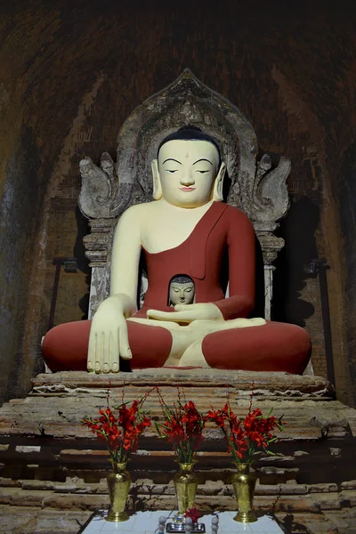 Inusual estatua de Buda con la cabeza de Buda dentro. Bagan, Myanmar . —  Fotos de Stock