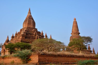 Gün batımında güzel eski pagodadan Bagan arkeolojik bölgesi,