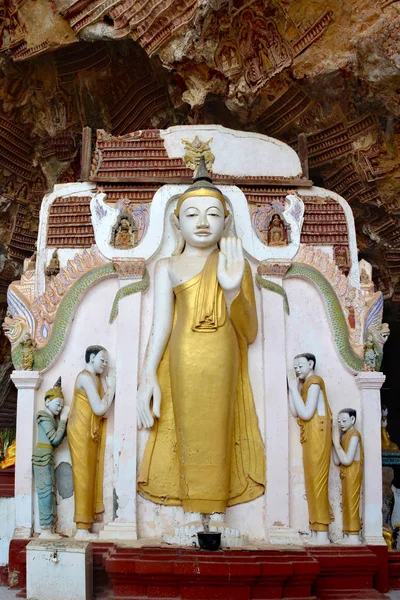 Antigua estatua de Buda dentro de la cueva sagrada Kaw Gun en el estado de Kayin , —  Fotos de Stock