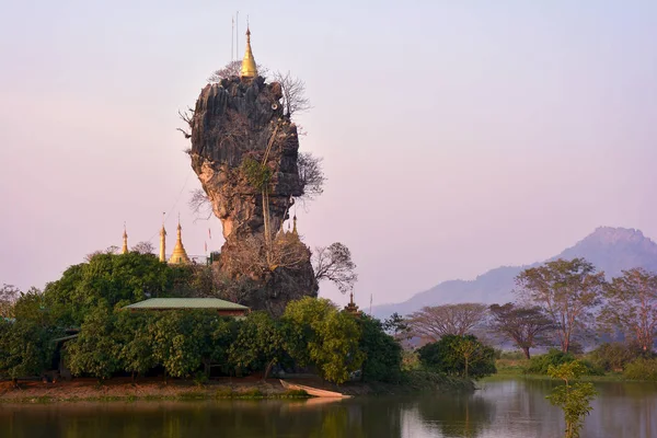 Kyauk Kalap Pagoda güzel manzarasına batımında Hpa-bir, Myanma