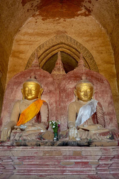 Dos viejas estatuas de Buda sentadas en meditación en Dhammayangyi pag —  Fotos de Stock