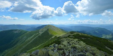 Panoramik dağ sırtı Karpatlar, Ukrayna.