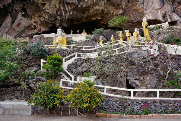 View of the entrance to the Yathaypyan Cave, Hpa-An (Myanmar). — Stock Photo, Image