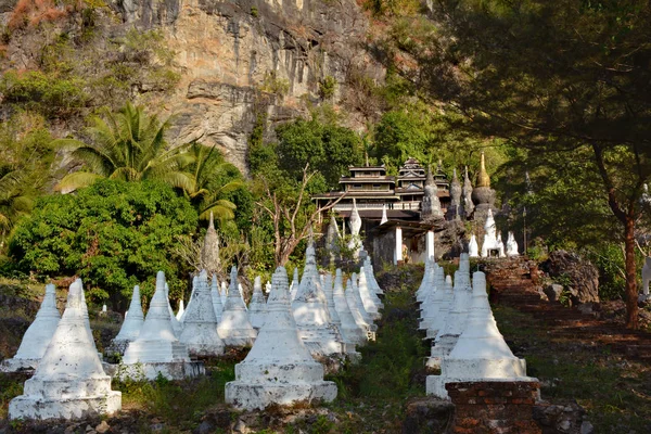 Fileiras de belas estupas brancas a caminho da velha mona budista — Fotografia de Stock
