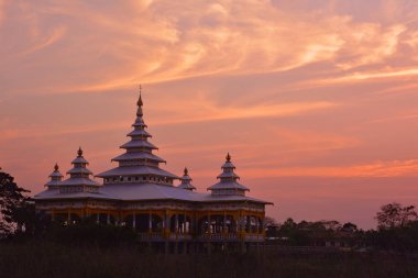 Kyaut Ka Lat Budist tapınağı dramatik renk arka plan üzerinde