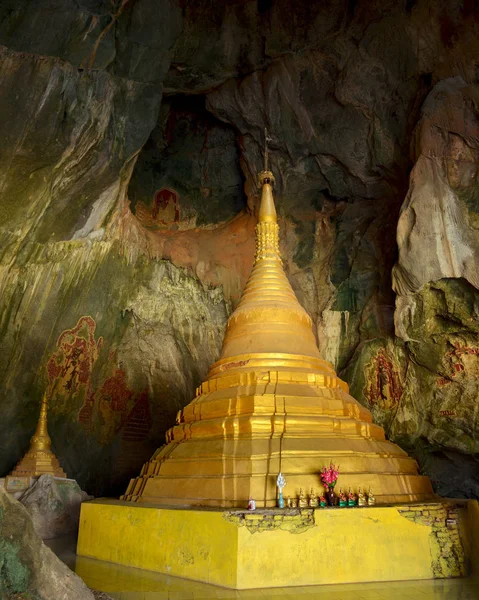 Majestuosa paya dorada en la sagrada cueva de Yathaypyan, Hpa-An, Myanmar . —  Fotos de Stock