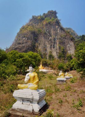 Buda heykelleri: Lumbini Bahçe dibinde oturuyor, satır