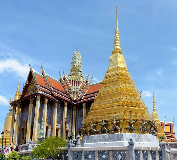 Panoramik Prasat Phra Thep Bidon ve altın Ched