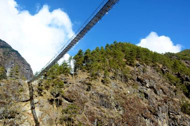 Himalaya Dağları derin vadide üzerinde yüksek Nepal köprü,