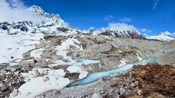 Cho-La Gokyo göller üzerinden giderken buzulun görünümü geçmek. 