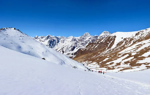 Turistler Cho-La giderken geçmek. Everest basecamp trek 