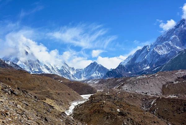 Giderken bulutlar güzel Himalaya Dağları kaplı — Stok fotoğraf