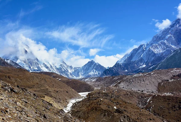 Giderken bulutlar güzel Himalaya Dağları kaplı 