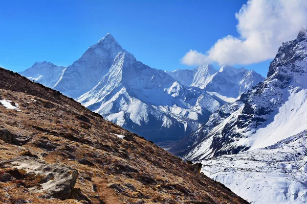 Majestic Ama Dablam dağ mavi gökyüzü, Nepa arka plan üzerinde — Stok fotoğraf