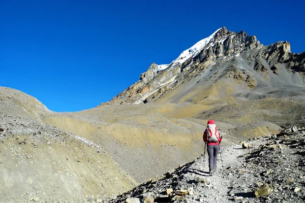 Thorong La geçidi Annapurna devre Tr üzerinde giderken genç kız