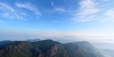 Puslu dağ ve vadi t güzel panoramik manzaralı