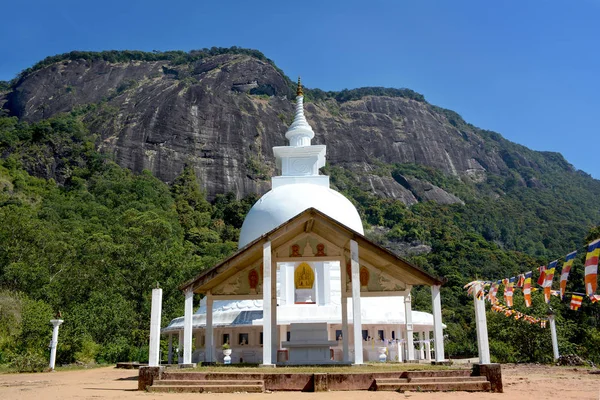 Beautiful white buddhist stupa on the way to Adam's Peak, Sri Lan — Stock Photo, Image