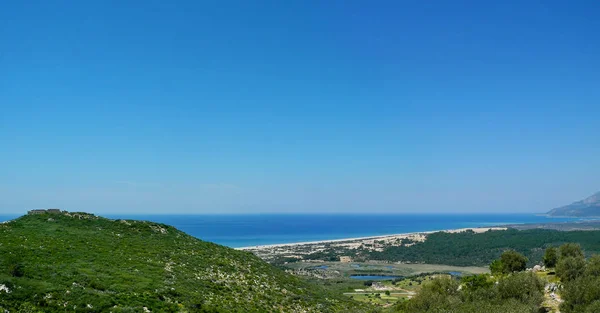 Vue panoramique de la plage de Patara et des ruines antiques du Ly — Photo