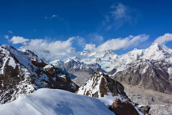 Monte Cho-Oyu tra le nuvole. Vista dalla cima del Gokyo Ri. Hima — Foto Stock