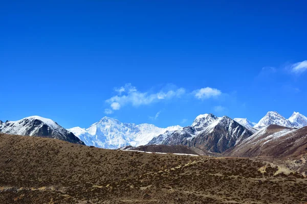 Прекрасний вид на гору Чо-Ойю на шляху до Gokyo озер, H — стокове фото