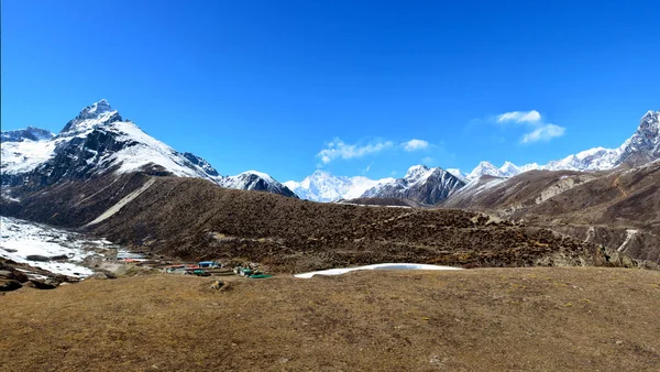 Cho Oyu dağ sırtı ve Machhermo villa manzarayı — Stok fotoğraf