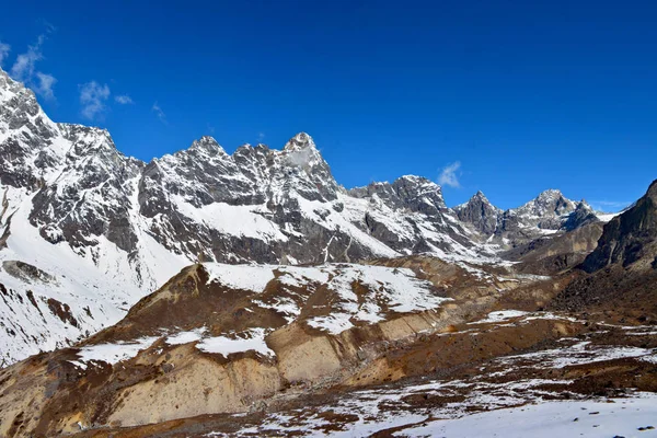 Majestic catena montuosa himalayana sulla strada per Everest base cam — Foto Stock
