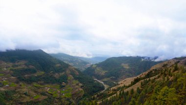 Panoramik Himalaya Dağları ve Vadisi yolu ile klasik