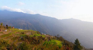 Güzel bir akşam görünümünü Sete - Nepal Köyü yolu üzerinde ileri geri