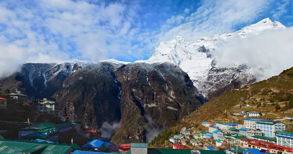 Panoramik Kongde Ri Namche ın Bazaarı köyün mount — Stok fotoğraf