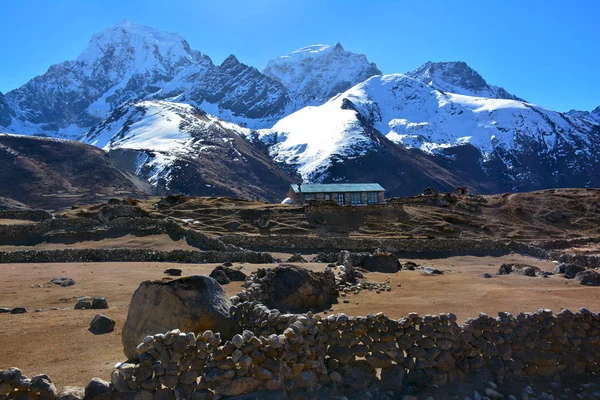 Nepalese herders dorp. Kharka - zomer afwikkeling van yak een — Stockfoto