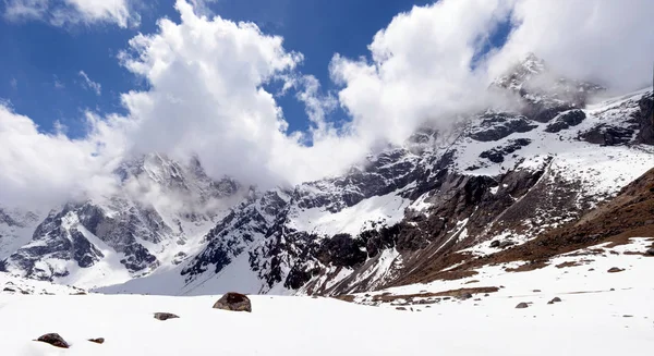 Piękną panoramą Himalajów, owinięte w chmurach na t — Zdjęcie stockowe
