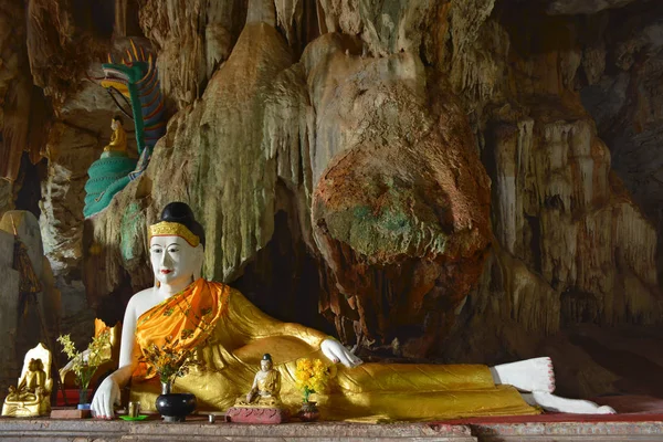 Estatua de Buda reclinada dentro de la cueva Bayin Nyi cerca de Hpa-An, Myanmar —  Fotos de Stock